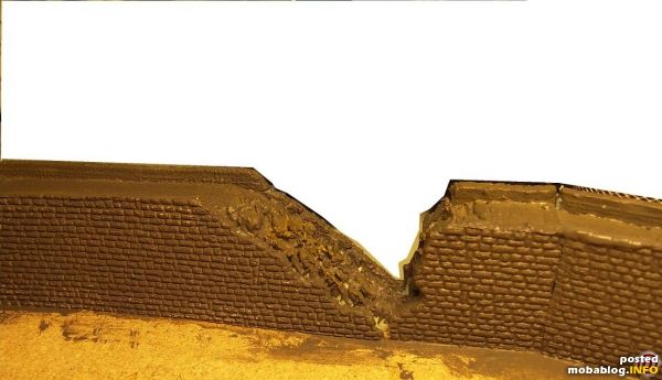 Da die Mauer schon seit dem Mittelalter existiert, entstehen hier auch Brüche.