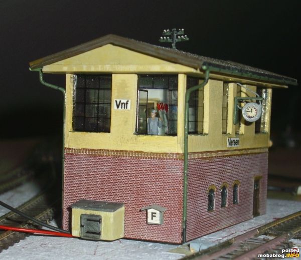 Welche Uhr stimmt denn nun, natürlich die Uhr im Stellwerk. Bis jetzt hat FdL Schmitz schon zwei Mängelzettel eingereicht. Die Außenuhr ist schon seit dem Winter 1957 defekt.