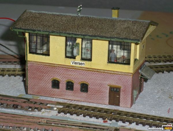 Fertig! Aber das Dach ist mir zu grob. Habe Beschwerde von der Dachdeckerfirma erhalten. Man sagte mir, die besandeten Schweißbahnen wären viel zu schwer gewesen.
Dachrinnen aus der Bastelkiste, Fallrohre aus ...