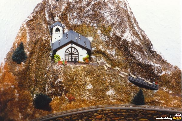 So sah es hier vorher aus.
Die viel zu grosse Kapelle, altes, ganz grobes Streumaterial und ein paar Figuren.
Das Ganze war nicht mehr schön anzuschauen.
Der Berg an sich besteht aus zurechgesägten ...