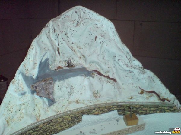 Nein, es gibt kene Winterlandschaft.
Das alte Streumaterial wurde mit Zahnbürste und Staubsauger abgetragen. Die alte Beleuchtung der Kapelle wich später auch noch dem Neubau.
Links wurde ein Stück Felsen aus Kork ...