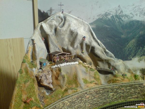 So schaut´s hier nun aus.
Auf dem Gipfel ein Kreuz mit einem stolzen Gipfelstürmer.
Das Kreuz ist aus verdrilltem Draht der verlötet wurde.
Andere sind noch unterwegs nach oben oder sind schon am ...