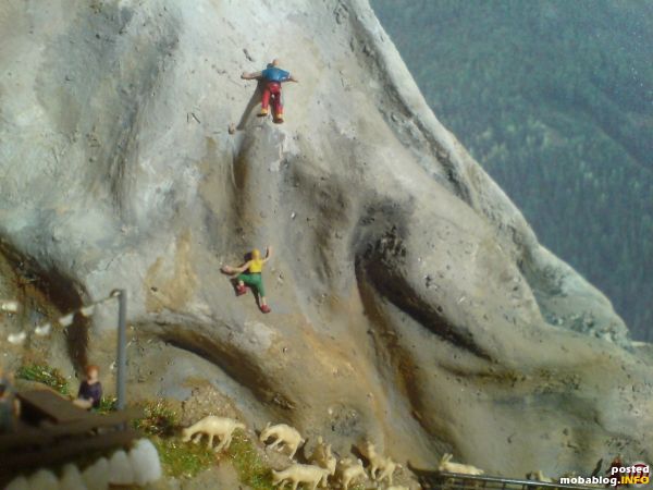 Die Freeclimber erobern den Berg.
Heidi schaut von unten ganz fasziniert zu.
Andere geniessen den Ausblick vom Biergarten in´s Tal.