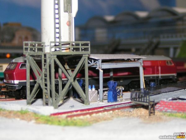 ...schlürf....schlürf. Im Vordergrund befindet sich der Besandungsturm. Der Behälter ist ein ehem. Arnold-Tankwagen, das Gerüst stammt aus Resten der Kibri - Stahlbogenbrücke.