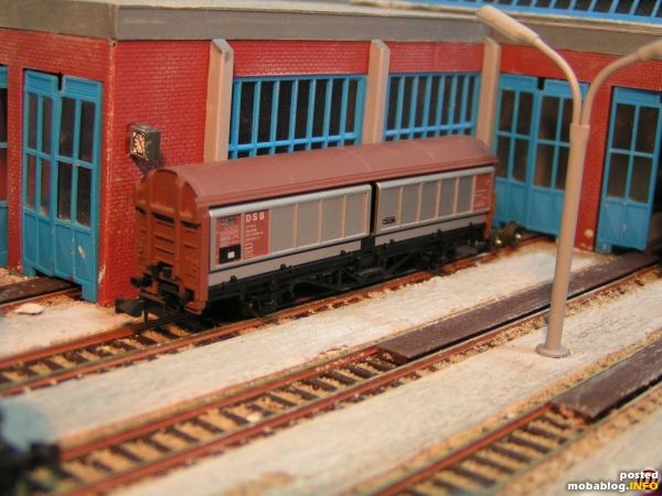 Hier wurde ein Radsatzwechsel für die Kollegen der DSB durchgeführt!(kleine Hilfe:siehe unscharfe Radsätze im Hintergrund)