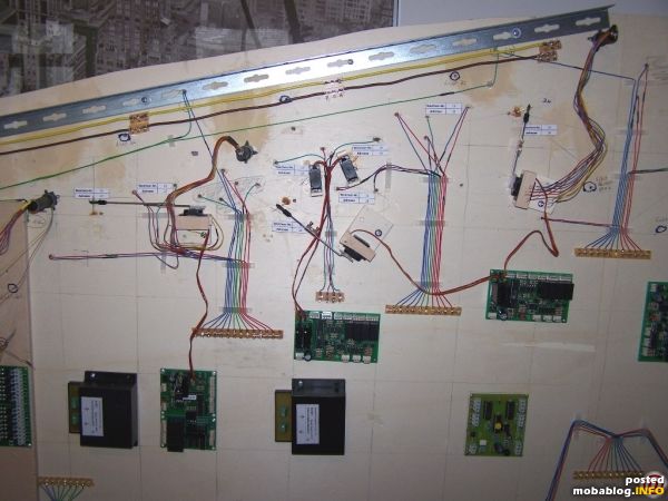 Hier mal die vielen Decoder und Rückmelder, welche irgendwie unter der Platte unterzubringen waren. Bei meiner gewählten Vorbildanlage "Weyersbühl II" in HO war da sicherlich einiges mehr an Platz vorhanden ...