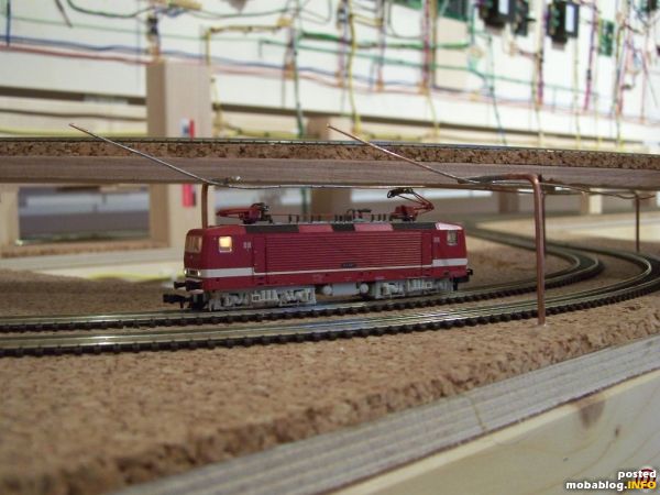 Bei zwei Bereichen im verdeckten Anlagenbereich mussten "Tunneloberleitungen" installiert werden, damit Loks mit ausgefahrenen Pantographen problemlos Unterführungen mit geringer Höhe unterqueren können. Die im Bild dargestellte Oberleitung habe ich ganz ...