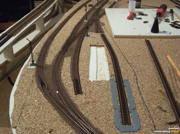 Als letztes in diesem Blog gibt's paar Bilder vom entstehenden kleinen BW. Das rechte Gleis führt zu einem einständigen Lokschuppen mit Untersuchungsgrube. Das mittlere Gleis führt zu einer Untersuchungsgrube und ...