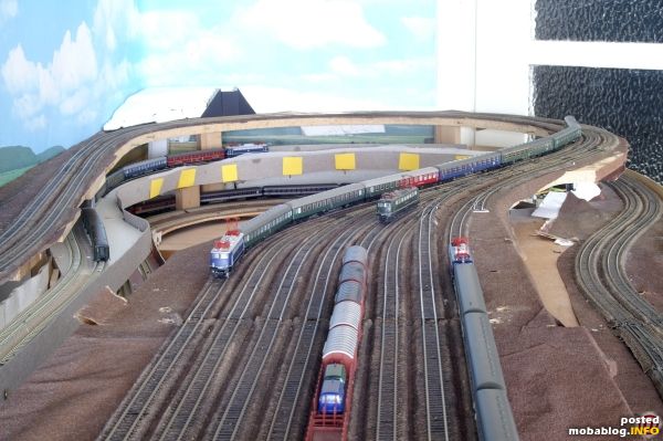 Auf diesem Bild ist zentral die rechte Weichenstraße des Güterbahnhofs zu sehen. Die beiden 110er umfahren den Güterbahnhof mit ihren D-Zügen auf den Durchgangsgleisen der Rundstrecke (die beiden zugehörigen Überholungsgleise ...