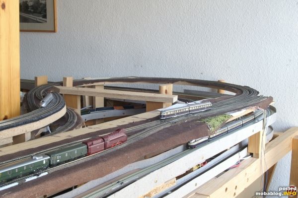 Hier ist nun die Rundstrecke mit den Zufahrtsstrecken zum Hauptbahnhof zu sehen.
Die rote 03.10 kommt mit ihrem Schnellzug aus Richtung GBF und wird von der Rundstrecke rechts zum Hauptbahnhof ...