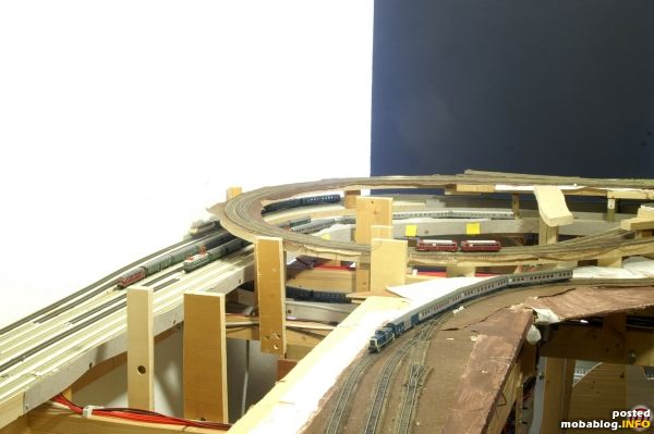 Hier nun die im vorigen Bild zu sehende Schleife der Rundstrecke aus anderer Perspektive.
Der 798 kommt aus Richtung GBF, hat anders als die 03.10 oben aber nicht den Abzweig Richtung ...