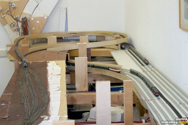 Die Züge des letzten Bildes sind alle ein wenig weitergefahren und kommen nach ihren jeweiligen Kehren zurück. Neu ist in dieser Perspektive die Kehrschleife der Nebenbahn, die die 212 gerade ...