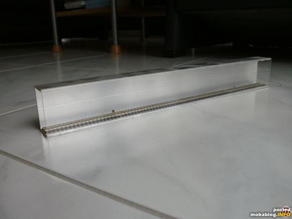 Im Kunststoffhandel habe ich mir 1 mm starke Kunststoffglasstreifen auf die passende Höhe zuschneiden lassen. Nach dem Verlegen der Gleise wurde das U der Profile durch das Kunststoffglass geschlossen.