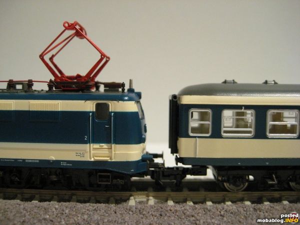 hier sieht man leider das Problem. Die Wagen sind zu hoch - siehe Puffer - und daher gibt es kein einheitliches Bild mit dem Farbband