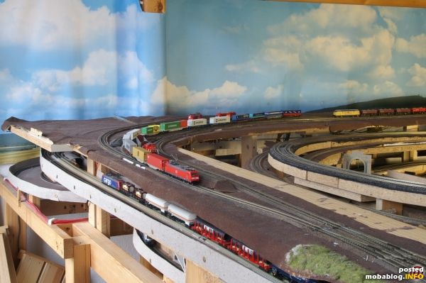 Auf diesem Bild ist die oberste Etage neu, hier im Blick der linke Teil des Güterbahnhofs. Die 185 mit dem Container-Zug fährt aus dem Güterbahnhof auf die Rundstrecke aus, ...