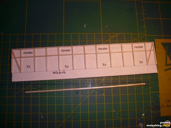 Habe den Corel-Ausdruck auf 1mm Poly geklebt und selbstgeschnittene Balsaleisten mit Holzleim auf das Papier.