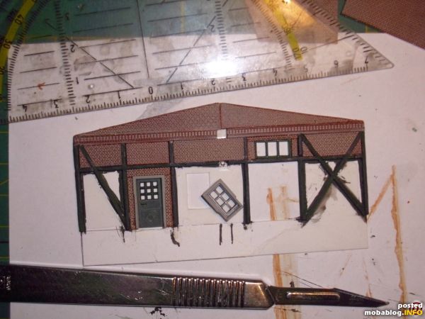 Fenster und Türe stammen aus einem nicht benötigten Stellwerkbausatz.