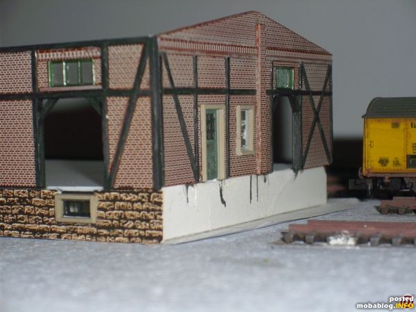 Die Wäden sind zusammengesetzt. Am Giebel kommt später eine Freirampe, an der Fronseite natürlich auch eine Laderampe (Balsaholz)