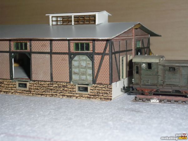 Die Tore sind fertig lackiert und gealtert, das Dach ist bereit für die Teerpappe, welche diesmal nicht mit Sand dargestellt wird.