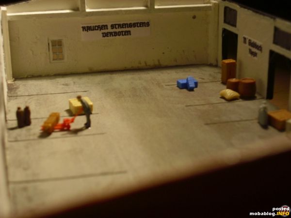 Vor dem Dachstuhl habe ich eine Inneneinrichtung incl. Wandbeschriftungen eingebracht. Ich hoffe, das man mit der LED-Beleuchtung spätr durch die Tore noch etwas sehen kann. Wenn nicht, das Dach bleibt ...