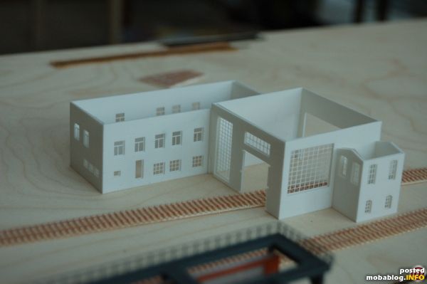 Die ersten Lokschuppenanbauten und das Stellwerk entstehen aus gefrästen Polystyrolplatten mit Ziegelstruktur.