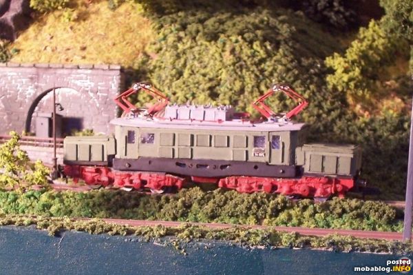 1985: Auch für die Güterzüge musste nun eine Ellok her, also entstand auf einem umgebauten Fahrgestell der Piko-Nohab die E 94, Polysterol handlackiert