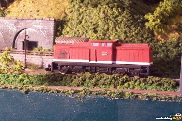 1986: Für die Nebenbahnpersonenwagen fehlte nun auch noch eine Lok. Nach der im Modelleisenbahner beschriebenen Bauanleitung war mir der Nachbau nicht gelungen, also wurde wieder ein Pikofahrwerk umgebaut. Polysterol handlackier