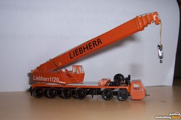 1986: In der DDR tauchten die ersten großen Autokrane aus dem "Westen" auf, so einen musste ich auch haben. Polysterol handlackiert, Räder vom H0-Wartburg, Pratzen gehen auszuklappen, Ausleger drehbar und ...
