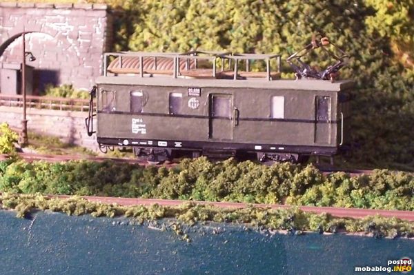 Ebenfalls in Schlesien im Einsatz war dieser ORT-Triebwagen. Da sich keine Selbstklebefolie im DRG-Grün auftreiben ließ, wurde wieder vorher lackiertes Papier auf das Polysterolgehäuse geklebt.