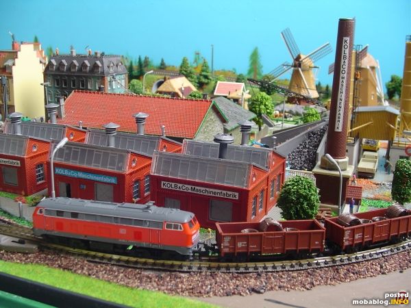 Die Lok DB 218 mit Rollen Draht für die Maschinefabrik.