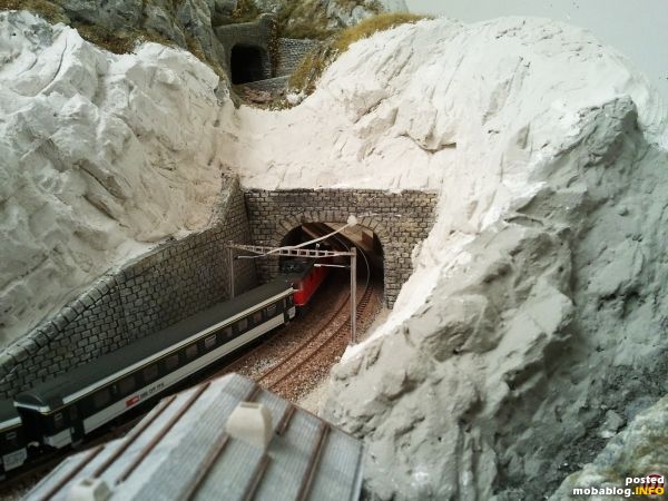Einfahrt in den Tunnel oberhalb des Sees. Hier ist eine der momentanen Baustellen, die Felsen sind noch weiss oder nur mit Grundierung.
