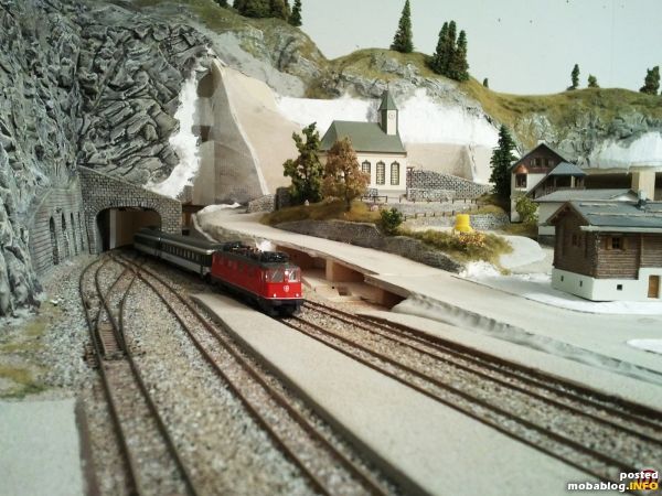 Der Zug erscheint wieder. Einfahrt in den Bahnhof Thalwil.