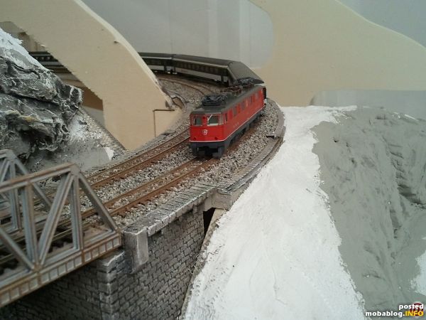 Ausfahrt Kehrtunnel Richtung Kastenbrücke. Hier stoppt der Zug der Doppelspurstrecke zum gegenwärtigen Zeitpunkt, da die Gleise noch nicht weiter verlegt sind. Diese Kurve ist übrigens die mit dem kleinsten Radius ...