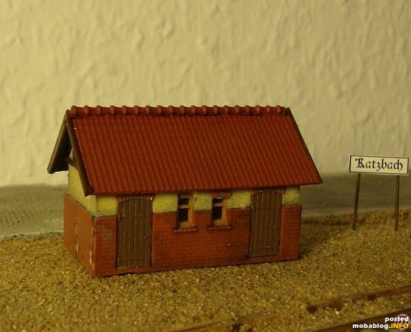 Dach fertig lackiert, Blenden am Giebel angebracht. Nicht über die Fuge am Boden wundern, das steht da sehr provisorisch... und die Fehlstelle an der linken Wand muß auch noch mit ...
