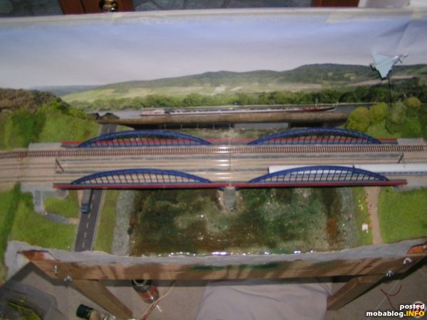 Ausrichtung 12:00 Uhr Brückenmodul. Hier soll das Nebeneinander von Beton - und Holzschwellen den Wandel der Zeit betonen....