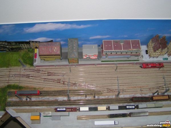 Ausrichtung 15:00 Uhr Gleisvorfeld Teil 1. Da der Bahnhof als Kopfbahnhof mit nur 4 Gleisen geplant war, wurde ein Gleisplan ausgedacht der alle Möglichkeiten zum Rangieren ausschöpft!! Der Bahnhof+Containerverladung verfügt ...