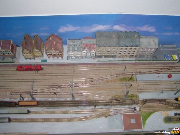 Ausrichtung 15:00 Uhr Gleisvorfeld Teil 2 Trick: Die Häuserzeilen, der Bahnhofsplatz und die Bahnsteige lassen sich komplett abnehmen, um diese gegen Industrieanlagen auszutauschen -> Rangierbetrieb! So kann das aufwendige ...
