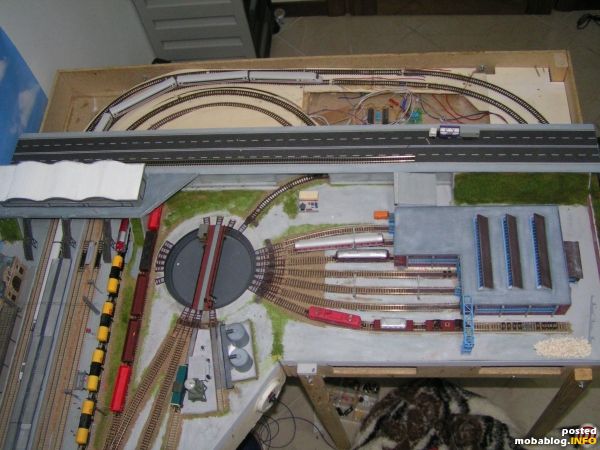 Schattenbahnhof + Bw. Ausrichtung 17:00 Uhr. Wendeschleife, die insgesamt 6 lange Züge aufnehmen kann. Erst später kam mir die Idee, ein BW darüber zu bauen! Die Messehalle (weißes Dach) auf ...