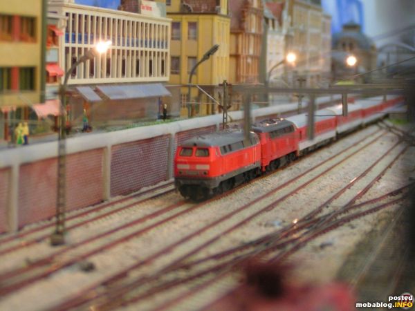 IC in Doppeltraktion fährt in den Bahnhof ein