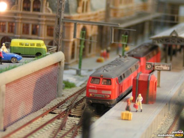 218er haben abgekuppelt und rollen auf das Nebengleis.