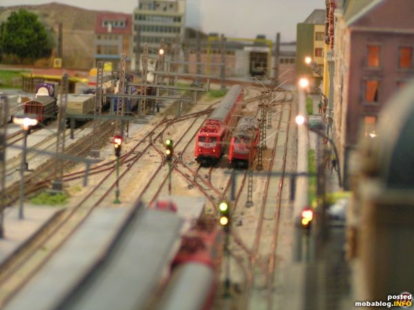 IC hat gerade Ausfahrt erhalten, schon rollt BR110 mit einem RE auf ein Ausweichgleis heran und wartet auf Einfahrt in das selbe Gleis.
(Bitte urteilt nicht zu hart über die ...