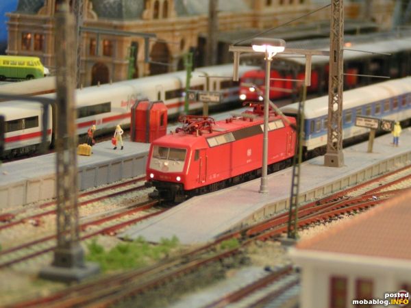 Br120 hat IC im Schattenbahnhof abgekuppelt und übernimmt nun einen InterRegio (mit einem EC - Wagen eingereiht)