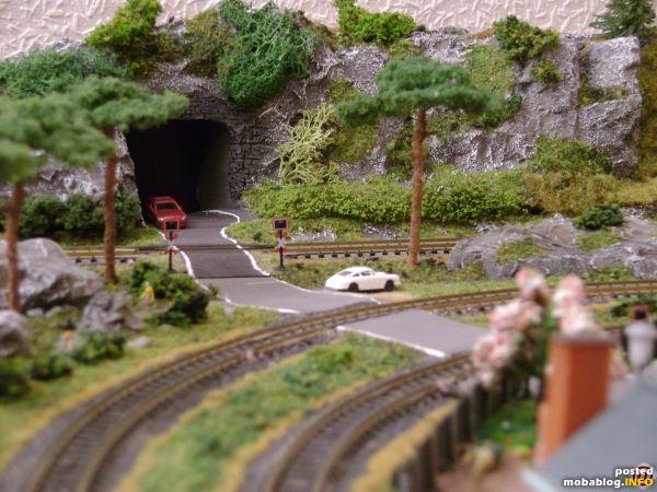 Die Felsen sind nach hinten abklappbar um an den unteren Anlagenteil zu kommen.