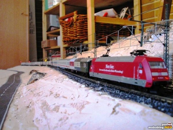 Ein moderner IC mit Sonderwagen