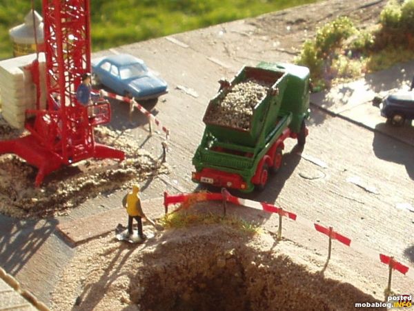 Mulde ist nun aufgeladen und wird von der Baustelle abtransportiert