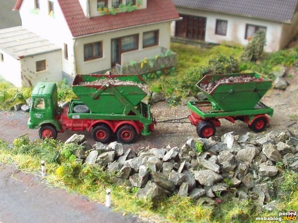 LKW mit Anhänger beim rückwärts Rangieren zur Abkippstelle des Bauschuttes