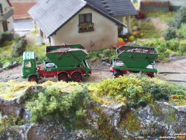 LKW mit Anhänger beim rückwärts Rangieren zur Abkippstelle des Bauschuttes