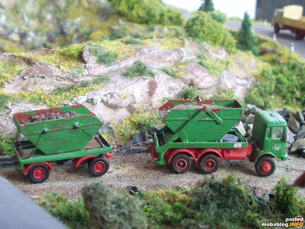LKW mit Anhänger beim rückwärts Rangieren zur Abkippstelle des Bauschuttes