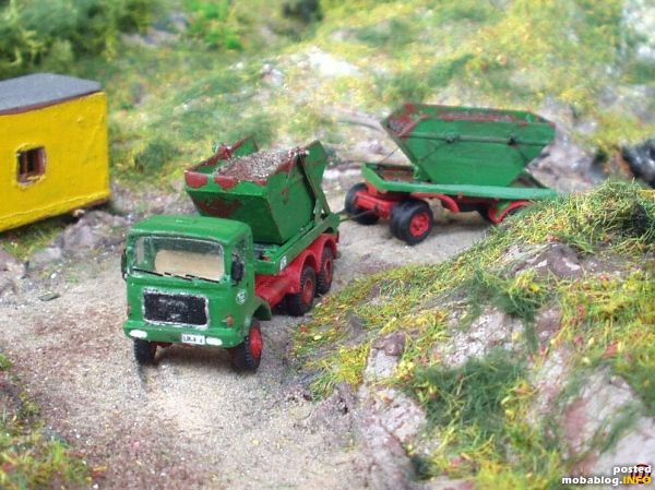 LKW mit Anhänger beim rückwärts Rangieren zur Abkippstelle des Bauschuttes