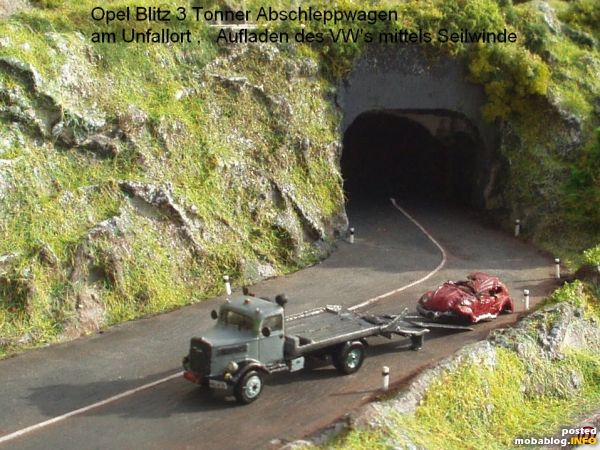 Jetzt ist der Totalschaden am Haken und kann über die abklappbare Bordwand und die Aufffahrrampenverlängerung auf die Pritsche gezogen werden.